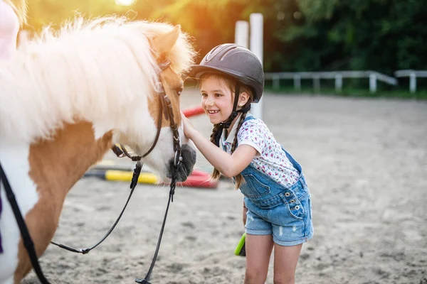 Roztomilé Holčička Těší Pony Koně Venku Ranči — Stock fotografie