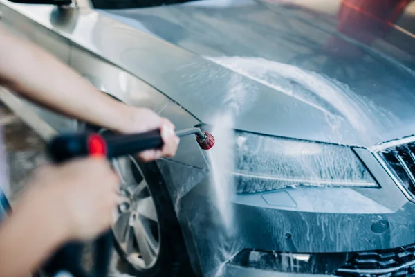 Glückliche Frau Mittleren Alters Wäscht Auto Waschanlage Mit Hochdruck Wassermaschine — Stockfoto