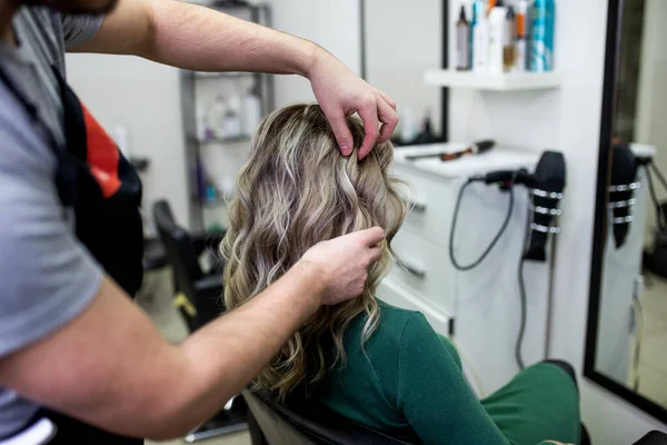 髪を死んでから成熟した女性の美しい髪型やヘアサロンでハイライトを作る — ストック写真