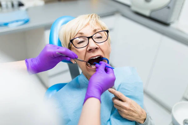 Wanita Muda Kantor Dokter Gigi Dengan Sikat Gigi Dan Gigi — Stok Foto