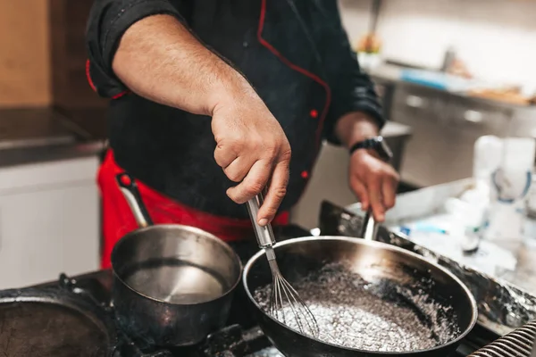 Koki Profesional Restoran Dapur Menyiapkan Saus — Stok Foto