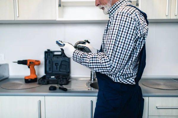 Senior Handyman Menulis Tagihan Untuk Pelayanannya Renovasi Dapur — Stok Foto