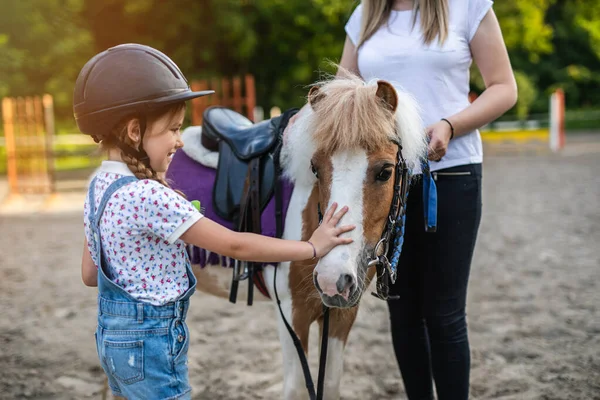 Roztomilé Holčička Její Starší Sestra Těší Pony Koni Venku Ranči — Stock fotografie