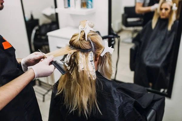 Fryzjer Umiera Włosy Kobiety Podkreśla Włosy Swojego Klienta Folii — Zdjęcie stockowe