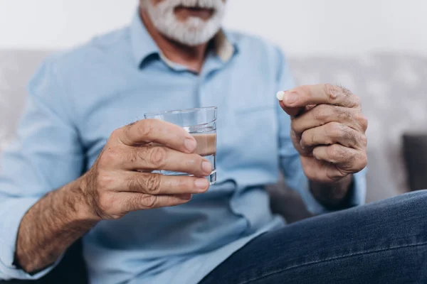 Senior Man Mengambil Obat Rumah — Stok Foto
