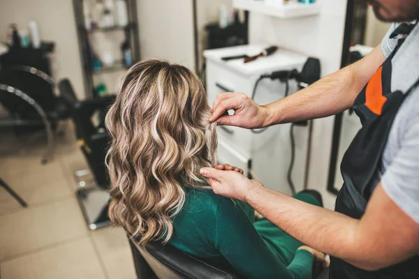 Indah Gaya Rambut Wanita Dewasa Setelah Rambut Sekarat Dan Membuat — Stok Foto