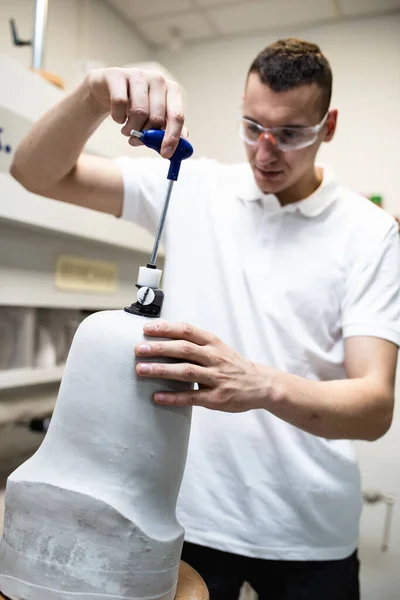 人工四肢の製造のための切断工場で働く障害者 — ストック写真