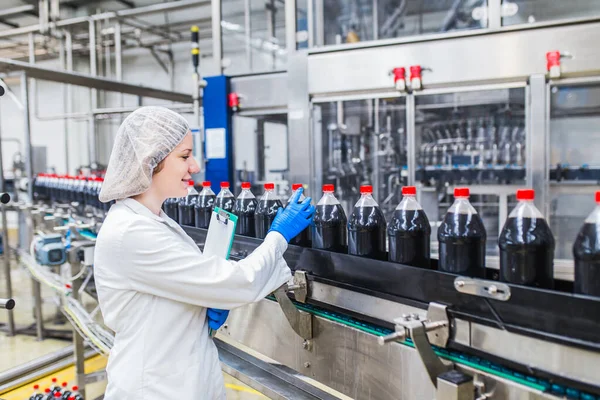 Joven Trabajadora Feliz Fábrica Embotellado Comprobando Las Botellas Jugo Antes —  Fotos de Stock