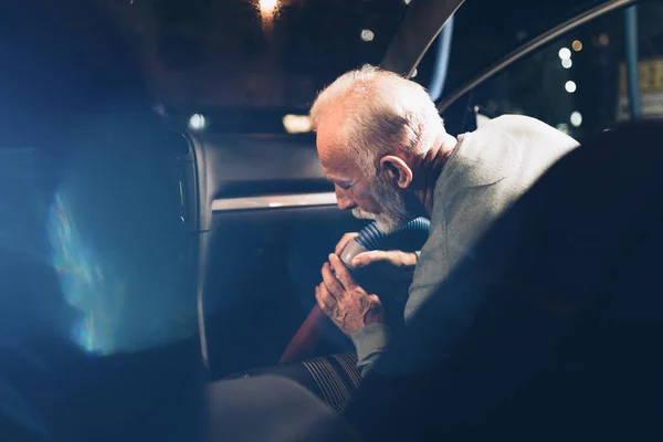 Detallado Coche Interior Hombre Mayor Barba Limpiando Coche Con Aspiradora —  Fotos de Stock