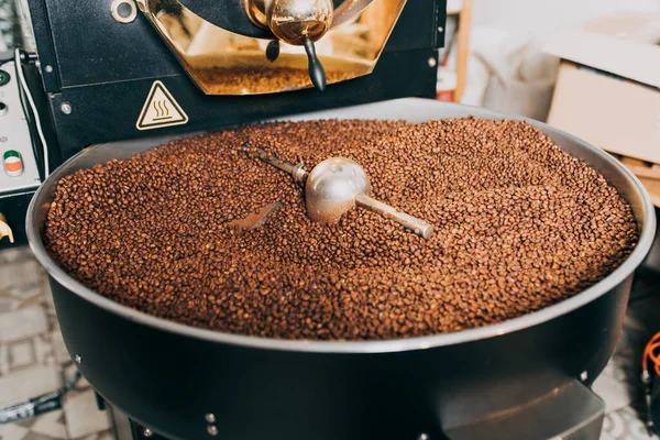 Świeżo Palone Aromatyczne Ziarna Kawy Nowoczesnej Maszynie Pieczenia Kawy — Zdjęcie stockowe