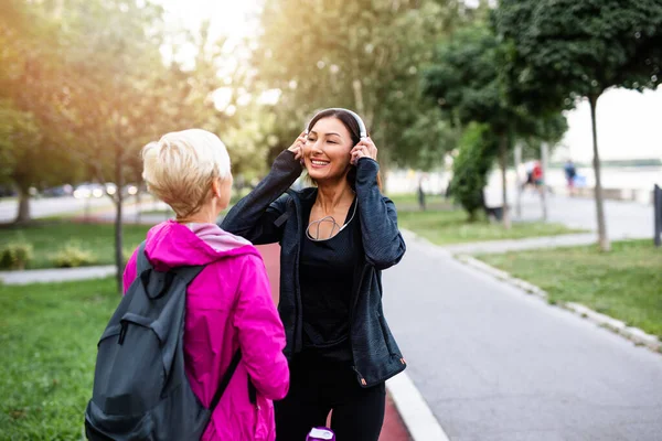 Ibu Dan Anak Yang Bahagia Menikmati Jalan Jalan Taman — Stok Foto