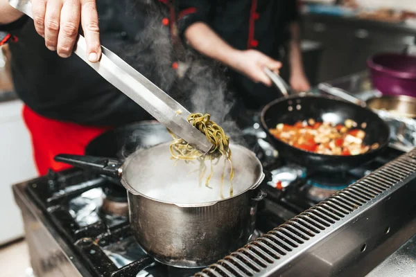 Koki Profesional Restoran Dapur Memasak Tagliatelle Pasta — Stok Foto