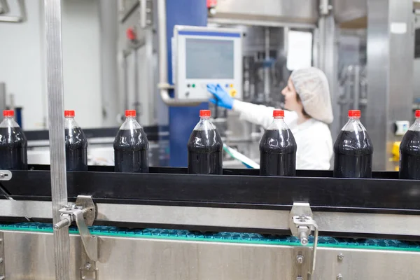 Pekerja Wanita Muda Yang Bahagia Pabrik Pembotolan Memeriksa Botol Jus — Stok Foto
