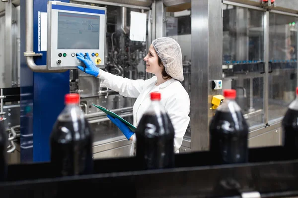 Jovem Trabalhador Feliz Fábrica Engarrafamento Verificando Garrafas Suco Antes Embarque — Fotografia de Stock