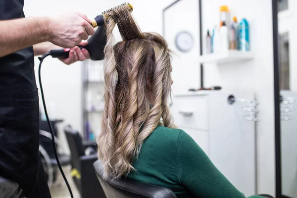 髪を死んでから成熟した女性の美しい髪型やヘアサロンでハイライトを作る — ストック写真