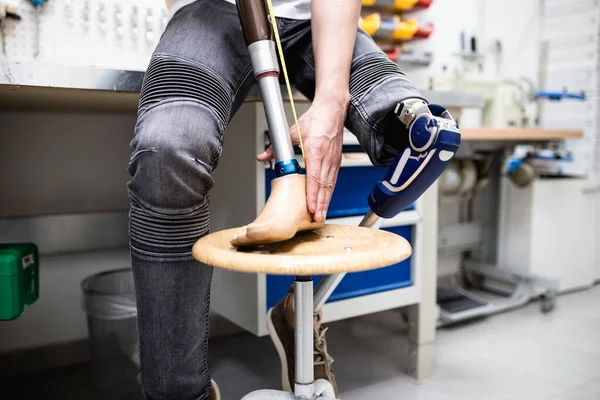 Uzuv Üretimi Için Ampütasyon Dükkanında Çalışan Engelli Bir Adam — Stok fotoğraf