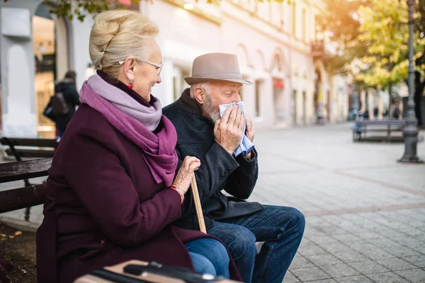 Senior Couple Protective Mask Outdoors City Air Pollution Concept — Stock Photo, Image