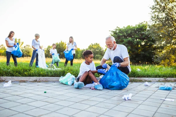 ゴミ袋を持つボランティアが屋外でゴミをきれいにする 生態学の概念 — ストック写真