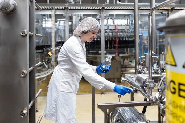 Worker Bottling Factory Checking Juice Quality — 图库照片