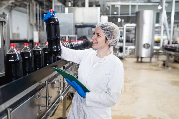 Joven Trabajadora Feliz Fábrica Embotellado Comprobando Las Botellas Jugo Antes —  Fotos de Stock