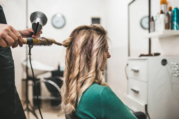 髪を死んでから成熟した女性の美しい髪型やヘアサロンでハイライトを作る — ストック写真