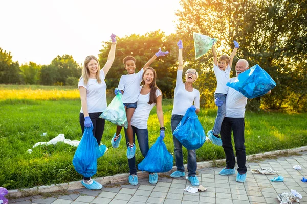 Sukarelawan Dengan Kantong Sampah Membersihkan Sampah Luar Ruangan Konsep Ekologi — Stok Foto