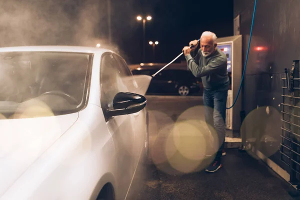 Senior Muž Mytí Svého Auta Večerních Hodinách Myčce Aut Pomocí — Stock fotografie