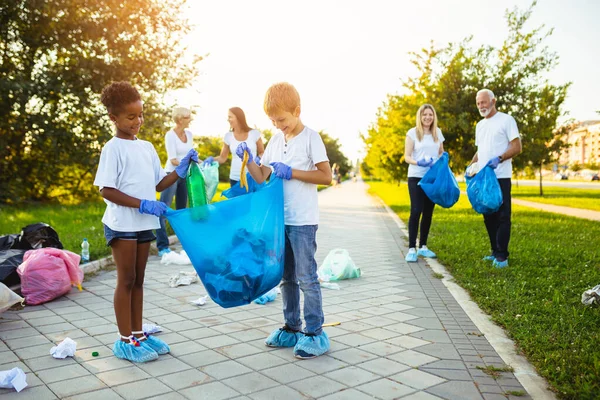 Volunteers Garbage Bags Cleaning Garbage Outdoors Ecology Concept — Stockfoto