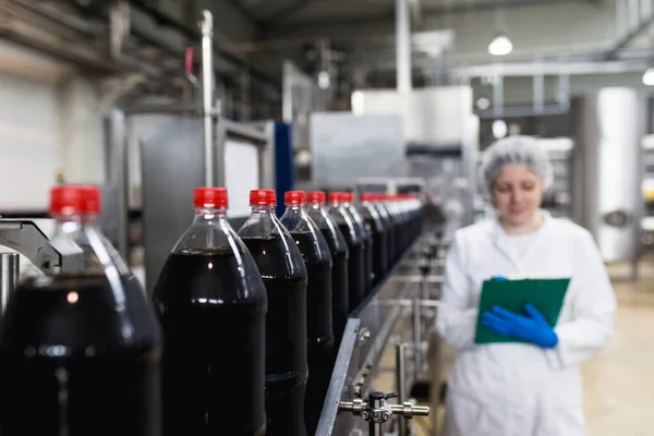 Senior Vrouw Schort Met Fles Wijn Fabriek — Stockfoto