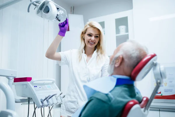 Potret Seorang Dokter Gigi Tersenyum Dengan Pasien Klinik Gigi — Stok Foto