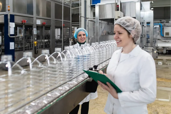 Lavoratrici Fabbrica Imbottigliamento Controllano Bottiglie Acqua Prima Della Spedizione Controllo — Foto Stock