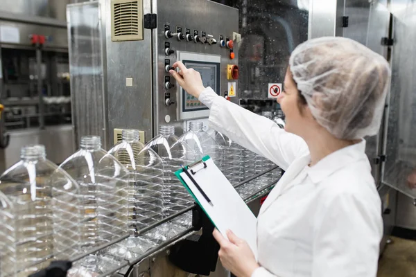 Pekerja Wanita Pabrik Pembotolan Memeriksa Botol Air Sebelum Pengiriman Kontrol — Stok Foto