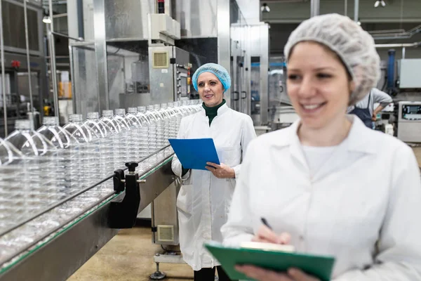 Lavoratrici Fabbrica Imbottigliamento Controllano Bottiglie Acqua Prima Della Spedizione Controllo — Foto Stock