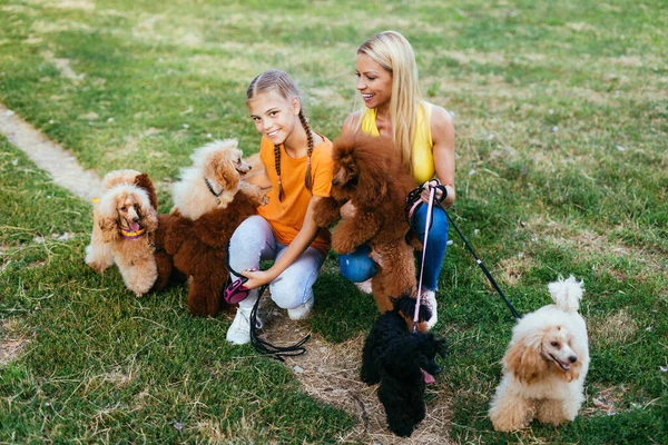 Mor Och Dotter Njuter Tillsammans Med Sina Pudel Parken — Stockfoto