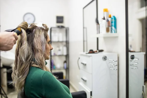 Piękna Fryzura Dojrzałej Kobiety Śmierci Włosów Podkreśla Salonie Fryzjerskim — Zdjęcie stockowe