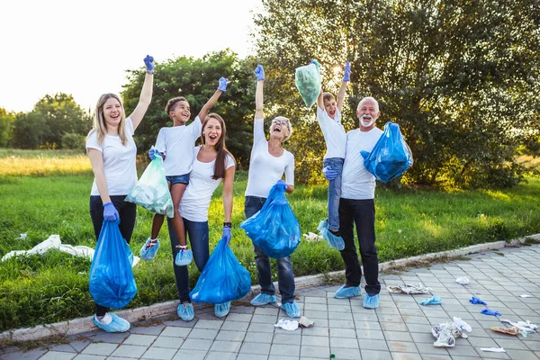 Freiwillige Mit Müllsäcken Räumen Müll Freien Auf Ökologisches Konzept — Stockfoto