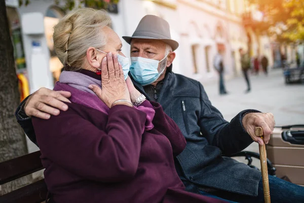 Senior Couple Protective Mask Outdoors City Air Pollution Concept — Stock Photo, Image