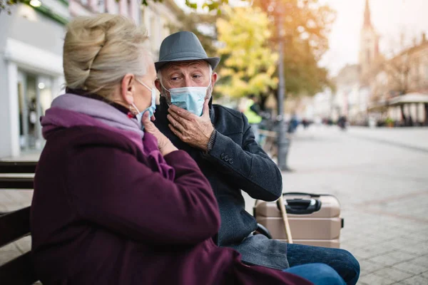 Pasangan Senior Bertopeng Pelindung Luar Kota Konsep Polusi Udara — Stok Foto