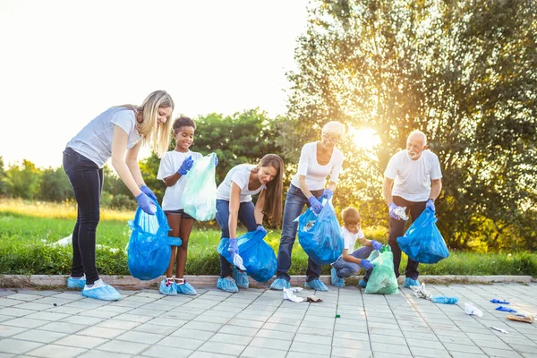 Freiwillige Mit Müllsäcken Räumen Müll Freien Auf Ökologisches Konzept — Stockfoto