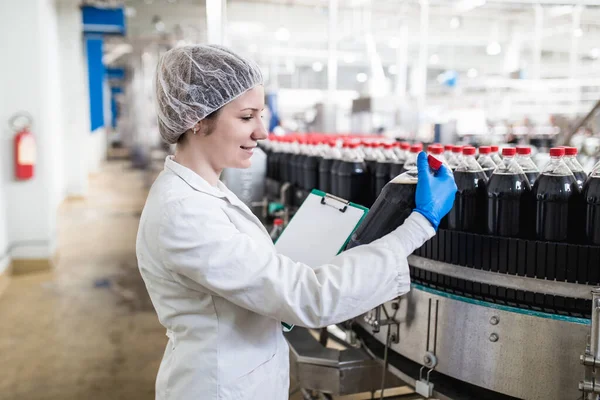 Young Happy Female Worker Bottling Factory Checking Juice Bottles Shipment — Foto Stock