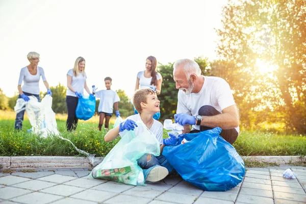 Sukarelawan Dengan Kantong Sampah Membersihkan Sampah Luar Ruangan Konsep Ekologi Stok Gambar Bebas Royalti