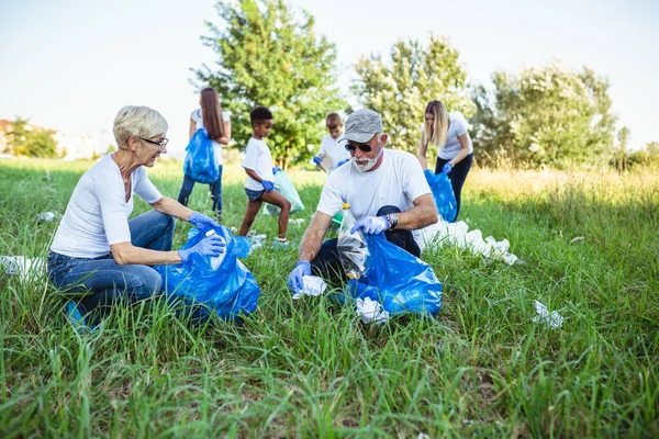 Volunteers Garbage Bags Cleaning Garbage Outdoors Ecology Concept lizenzfreie Stockfotos