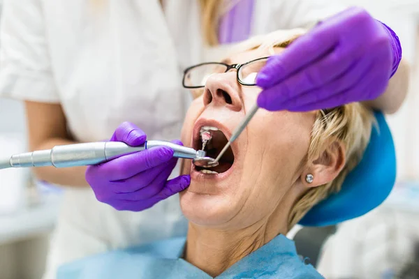 Dentista Examinando Paciente Clínica Imagen de stock