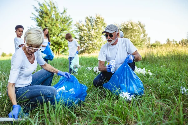 Vrijwilligers Met Vuilniszakken Die Vuilnis Buiten Opruimen Ecologisch Concept Stockafbeelding