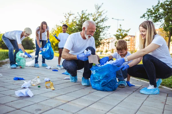 Voluntarios Con Bolsas Basura Limpiando Basura Aire Libre Concepto Ecología Fotos de stock