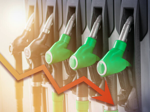 Серия топливораздаточных колонок на топливной колонне. Обвал концепции, падение, снижение, котировки продаж, стоимость
.