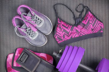 Mor halter, spor sutyen ve spor ayakkabı, spor malzemeleri, fitness öğeleri