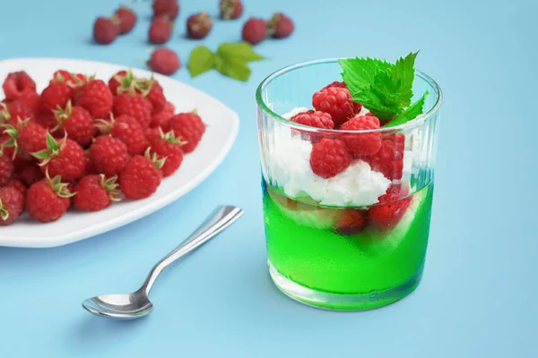 상쾌한 디저트 딸기와 배경에 젤라틴 — 스톡 사진
