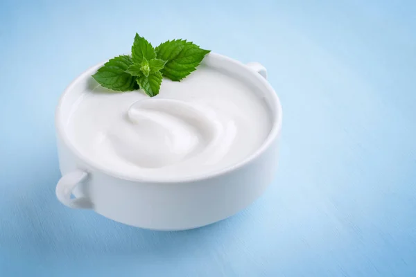 Домашний Йогурт Мятным Листом Белом Блюде — стоковое фото