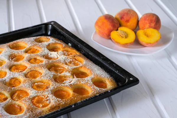 Bir fırın tepsisine şeftali ile ev yapımı pasta.